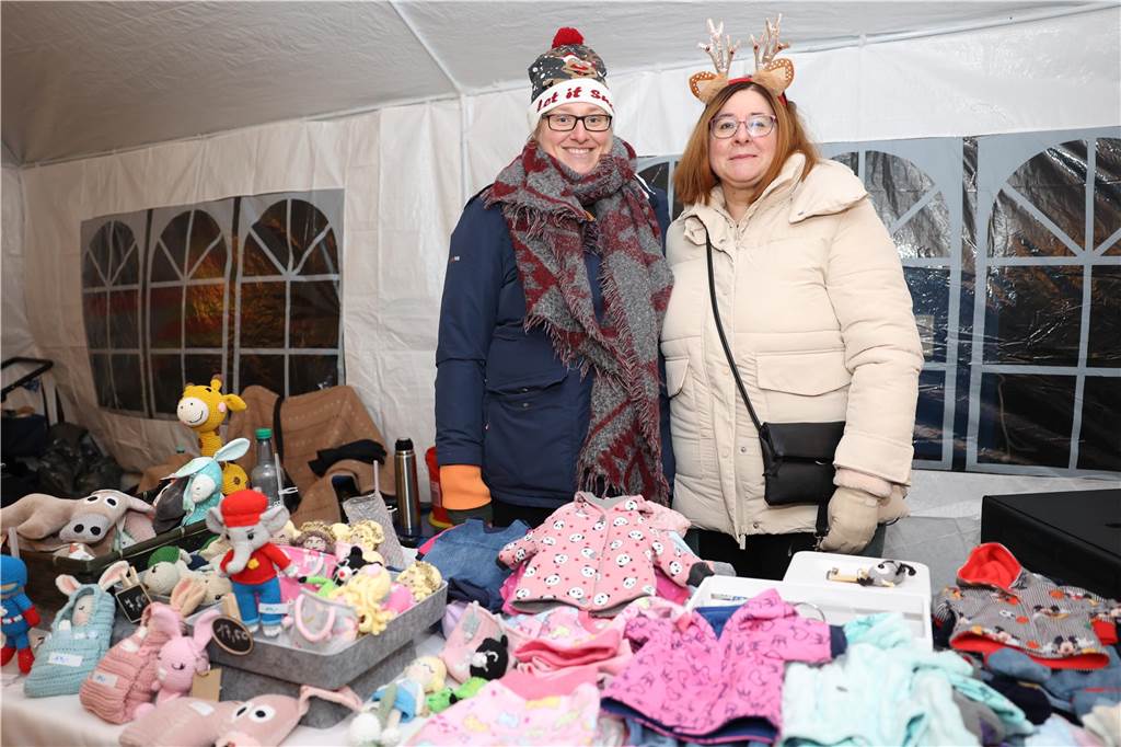 Viele Bilder vom Adventsmarkt in Selm: Selbst der Nikolaus war da Beim Adventsmarkt in Selm herrschte am Samstag (2. Dezember) beste Stimmung.
