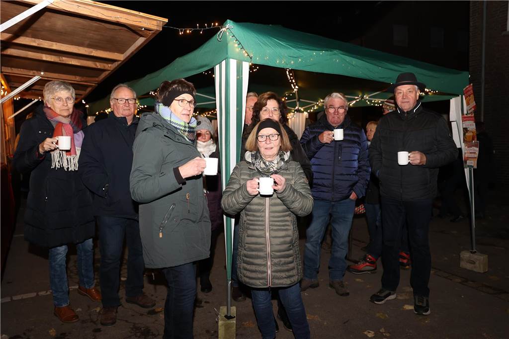 Viele Bilder vom Adventsmarkt in Selm: Selbst der Nikolaus war da Beim Adventsmarkt in Selm herrschte am Samstag (2. Dezember) beste Stimmung.