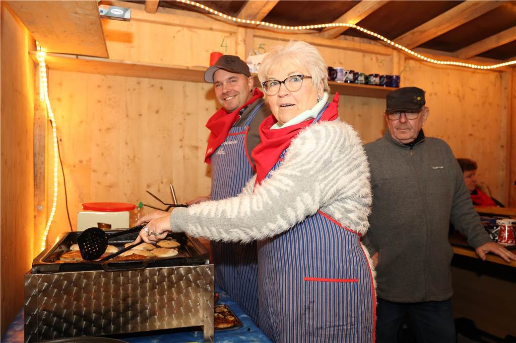 Viele Bilder vom Adventsmarkt in Selm: Selbst der Nikolaus war da Beim Adventsmarkt in Selm herrschte am Samstag (2. Dezember) beste Stimmung.