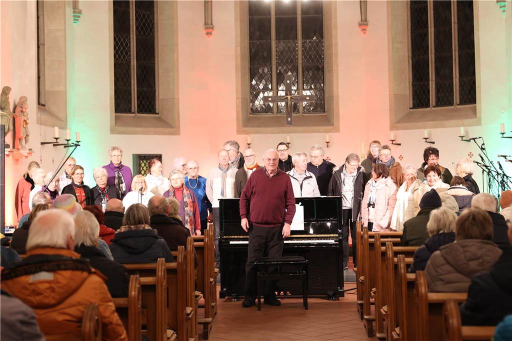 Viele Bilder vom Adventsmarkt in Selm: Selbst der Nikolaus war da Beim Adventsmarkt in Selm herrschte am Samstag (2. Dezember) beste Stimmung.