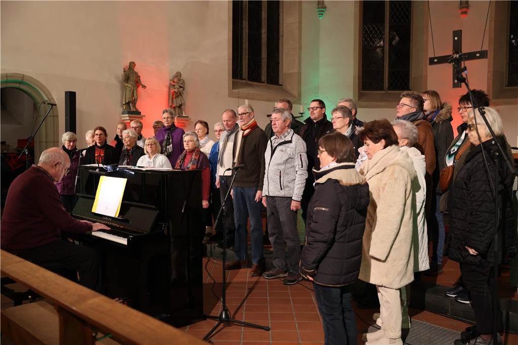Viele Bilder vom Adventsmarkt in Selm: Selbst der Nikolaus war da Beim Adventsmarkt in Selm herrschte am Samstag (2. Dezember) beste Stimmung.