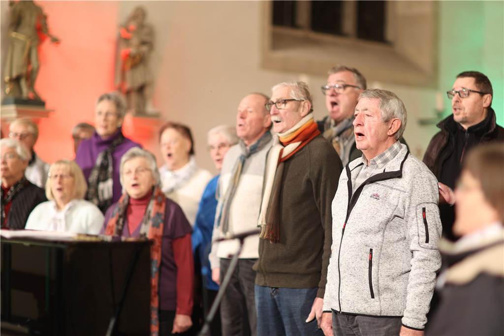 Viele Bilder vom Adventsmarkt in Selm: Selbst der Nikolaus war da Beim Adventsmarkt in Selm herrschte am Samstag (2. Dezember) beste Stimmung.