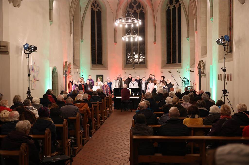 Viele Bilder vom Adventsmarkt in Selm: Selbst der Nikolaus war da Beim Adventsmarkt in Selm herrschte am Samstag (2. Dezember) beste Stimmung.