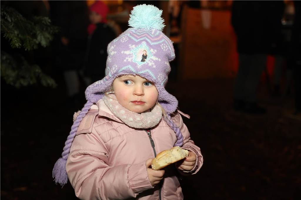 Viele Bilder vom Adventsmarkt in Selm: Selbst der Nikolaus war da Beim Adventsmarkt in Selm herrschte am Samstag (2. Dezember) beste Stimmung.