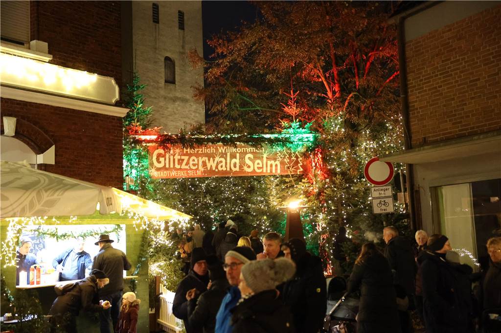 Viele Bilder vom Adventsmarkt in Selm: Selbst der Nikolaus war da Beim Adventsmarkt in Selm herrschte am Samstag (2. Dezember) beste Stimmung.