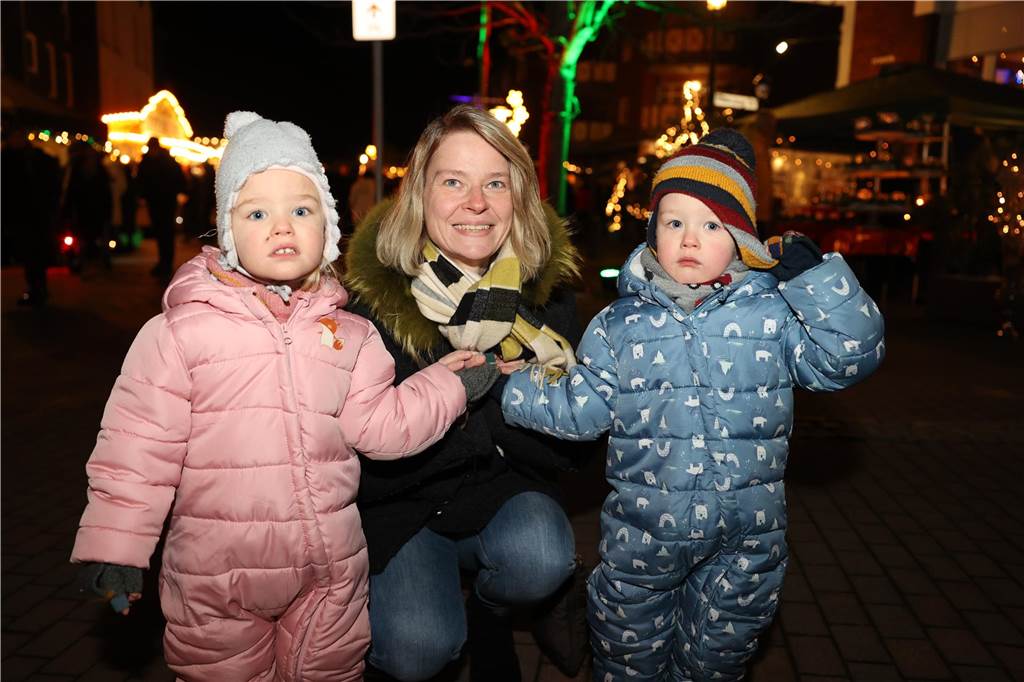 Viele Bilder vom Adventsmarkt in Selm: Selbst der Nikolaus war da Beim Adventsmarkt in Selm herrschte am Samstag (2. Dezember) beste Stimmung.