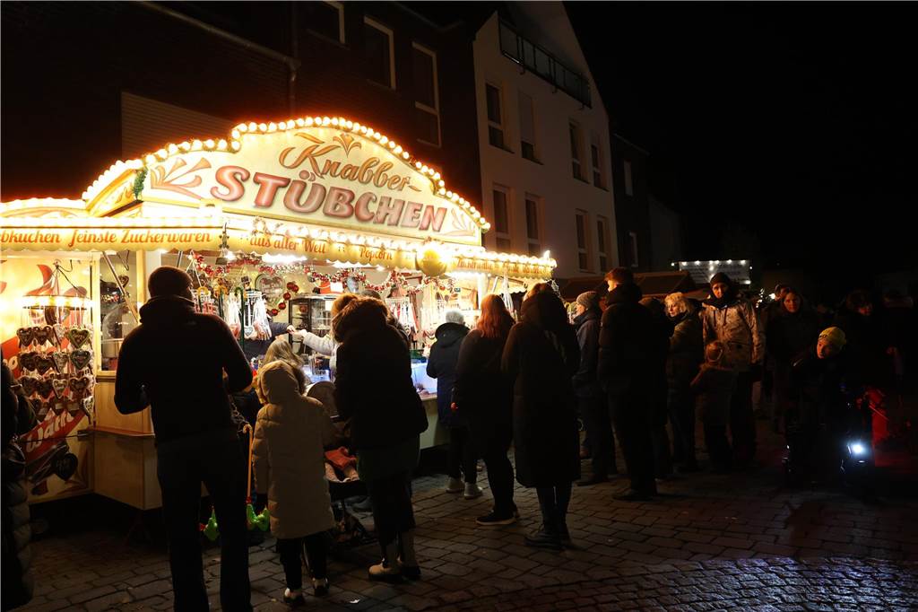Viele Bilder vom Adventsmarkt in Selm: Selbst der Nikolaus war da Beim Adventsmarkt in Selm herrschte am Samstag (2. Dezember) beste Stimmung.