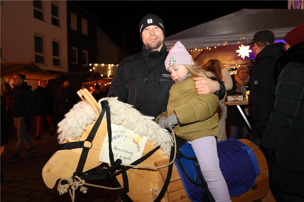 Viele Bilder vom Adventsmarkt in Selm: Selbst der Nikolaus war da Beim Adventsmarkt in Selm herrschte am Samstag (2. Dezember) beste Stimmung.