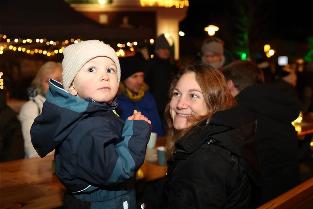 Viele Bilder vom Adventsmarkt in Selm: Selbst der Nikolaus war da Beim Adventsmarkt in Selm herrschte am Samstag (2. Dezember) beste Stimmung.