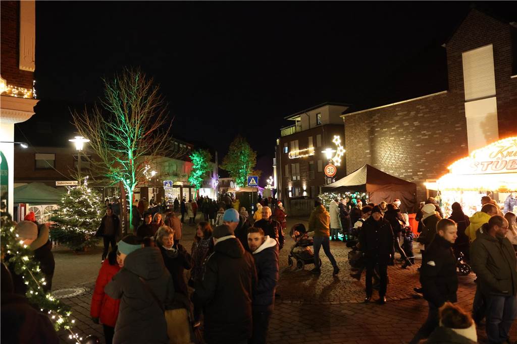 Viele Bilder vom Adventsmarkt in Selm: Selbst der Nikolaus war da Beim Adventsmarkt in Selm herrschte am Samstag (2. Dezember) beste Stimmung.