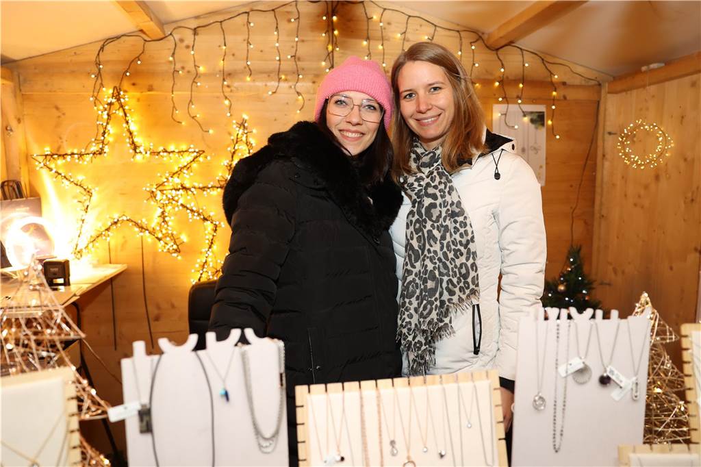 Viele Bilder vom Adventsmarkt in Selm: Selbst der Nikolaus war da Beim Adventsmarkt in Selm herrschte am Samstag (2. Dezember) beste Stimmung.