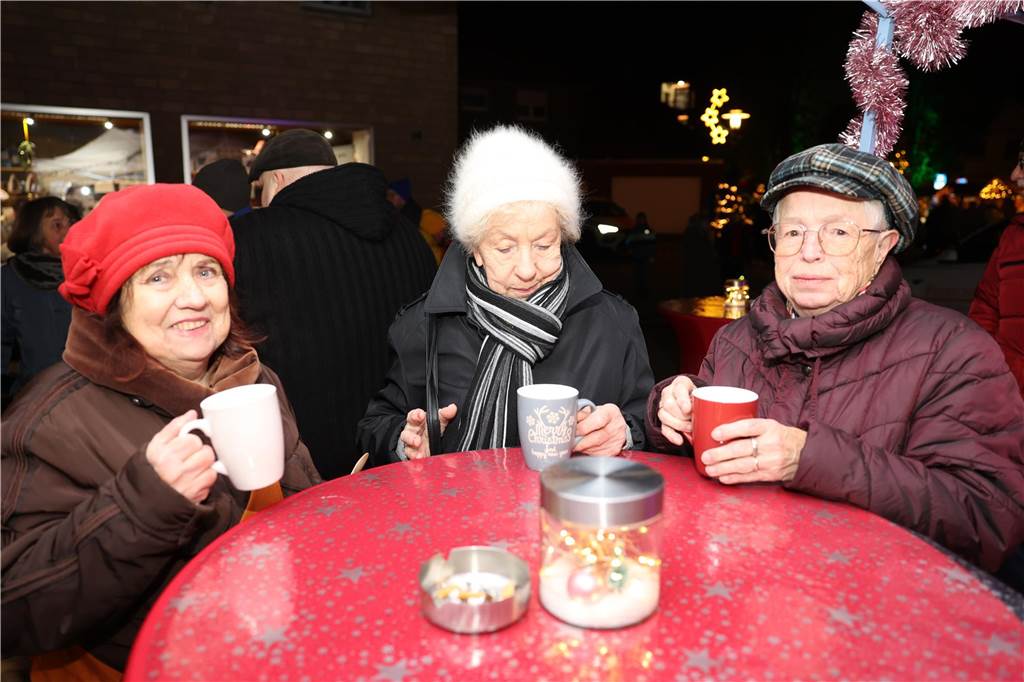 Viele Bilder vom Adventsmarkt in Selm: Selbst der Nikolaus war da Beim Adventsmarkt in Selm herrschte am Samstag (2. Dezember) beste Stimmung.