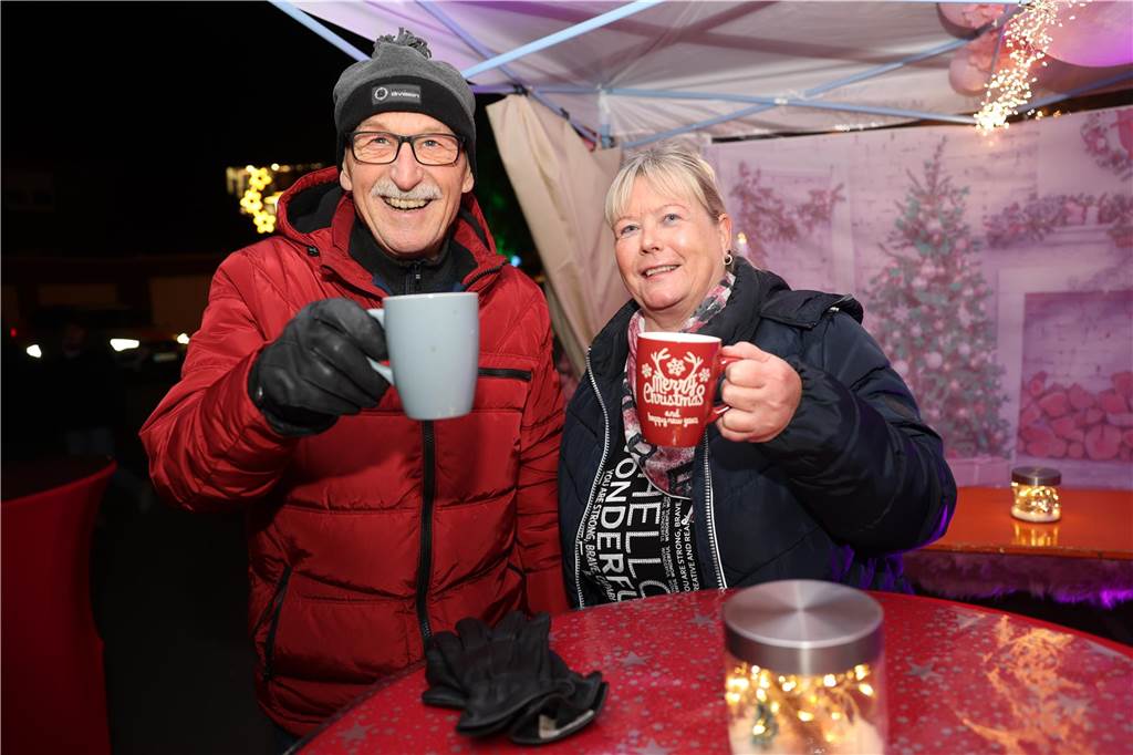 Viele Bilder vom Adventsmarkt in Selm: Selbst der Nikolaus war da Beim Adventsmarkt in Selm herrschte am Samstag (2. Dezember) beste Stimmung.