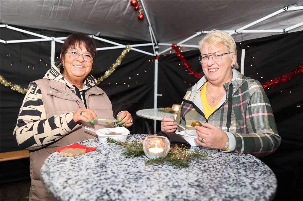 Viele Bilder vom Adventsmarkt in Selm: Selbst der Nikolaus war da Beim Adventsmarkt in Selm herrschte am Samstag (2. Dezember) beste Stimmung.