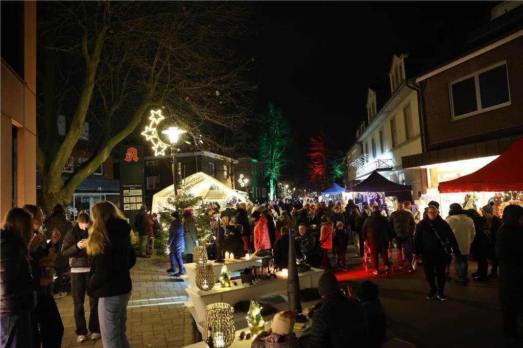 Viele Bilder vom Adventsmarkt in Selm: Selbst der Nikolaus war da Beim Adventsmarkt in Selm herrschte am Samstag (2. Dezember) beste Stimmung.