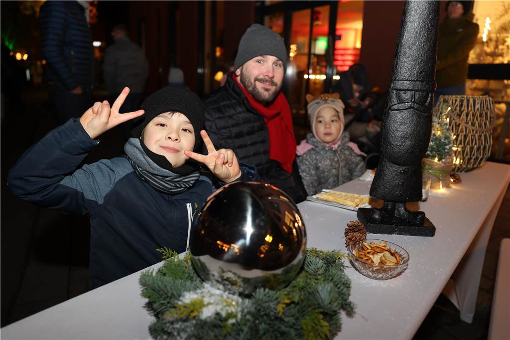 Viele Bilder vom Adventsmarkt in Selm: Selbst der Nikolaus war da Beim Adventsmarkt in Selm herrschte am Samstag (2. Dezember) beste Stimmung.