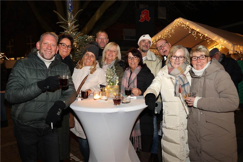 Viele Bilder vom Adventsmarkt in Selm: Selbst der Nikolaus war da Beim Adventsmarkt in Selm herrschte am Samstag (2. Dezember) beste Stimmung.
