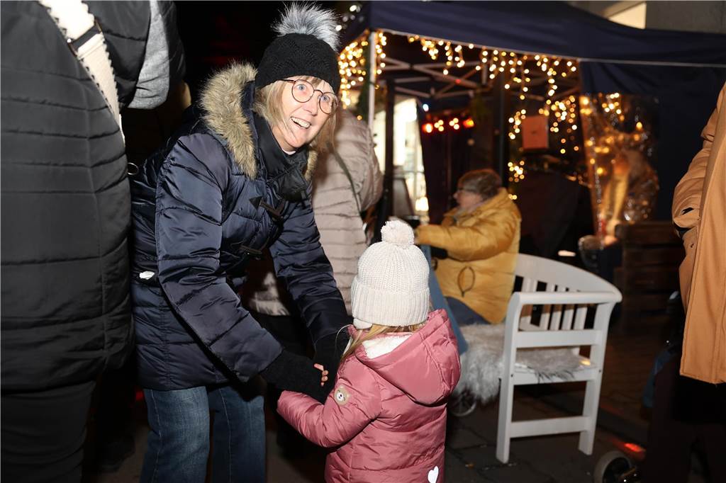 Viele Bilder vom Adventsmarkt in Selm: Selbst der Nikolaus war da Beim Adventsmarkt in Selm herrschte am Samstag (2. Dezember) beste Stimmung.
