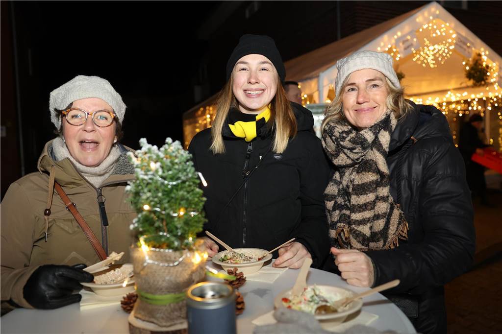 Viele Bilder vom Adventsmarkt in Selm: Selbst der Nikolaus war da Beim Adventsmarkt in Selm herrschte am Samstag (2. Dezember) beste Stimmung.