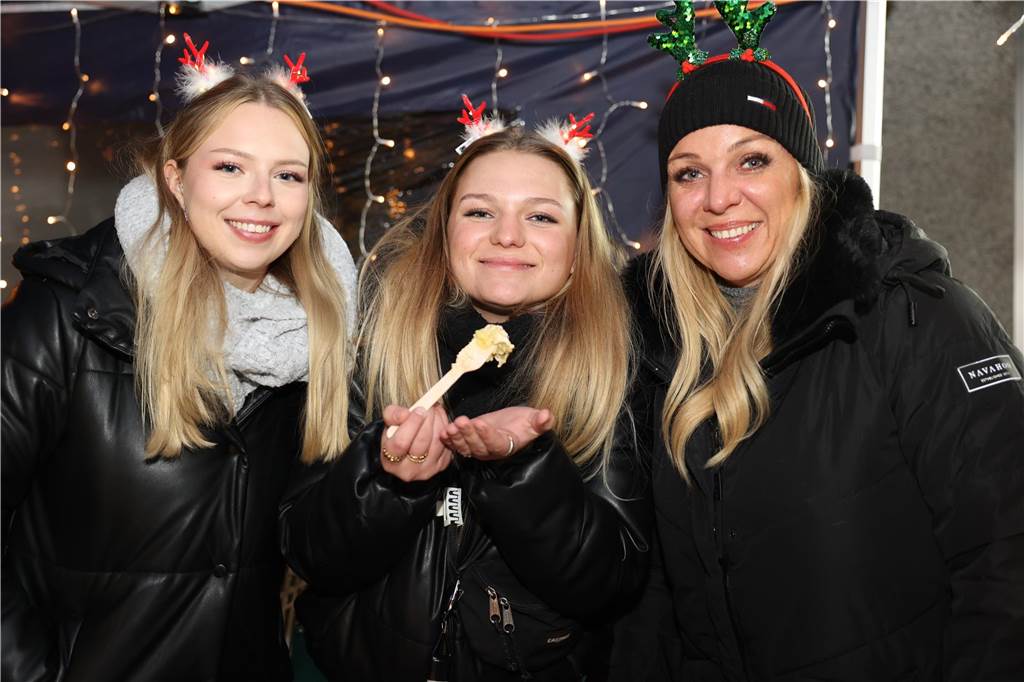 Viele Bilder vom Adventsmarkt in Selm: Selbst der Nikolaus war da Beim Adventsmarkt in Selm herrschte am Samstag (2. Dezember) beste Stimmung.