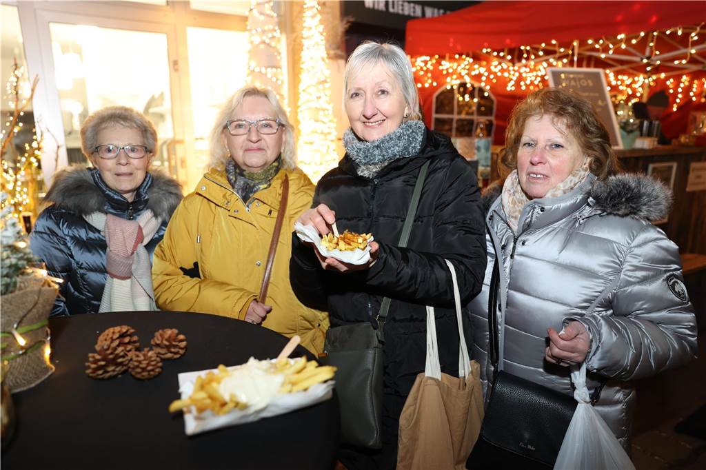 Viele Bilder vom Adventsmarkt in Selm: Selbst der Nikolaus war da Beim Adventsmarkt in Selm herrschte am Samstag (2. Dezember) beste Stimmung.
