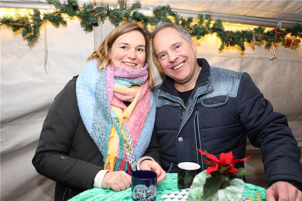Viele Bilder vom Adventsmarkt in Selm: Selbst der Nikolaus war da Beim Adventsmarkt in Selm herrschte am Samstag (2. Dezember) beste Stimmung.