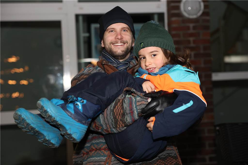 Viele Bilder vom Adventsmarkt in Selm: Selbst der Nikolaus war da Beim Adventsmarkt in Selm herrschte am Samstag (2. Dezember) beste Stimmung.