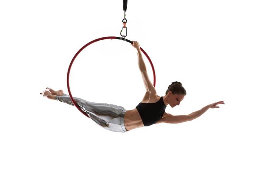 Mit Aerial Sportarten schwerelos trainieren Beim Aerial Hoop kommt statt eines Tuchs ein Ring zum Einsatz. Bekannt ist die Sportart manch einem aus dem Zirkus oder Varieté. Foto: A. Liedl/Tanzstudio Dance Line/dpa-tmn