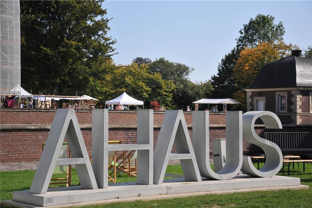 Beim Ahauser Schlosszauber gibt es nicht nur was für Gartenfans zum Staunen. Auch Genussliebhaber und Kunstinteressierte werden hier fündig. Die Messe geht noch bis Sonntag (22.9.).