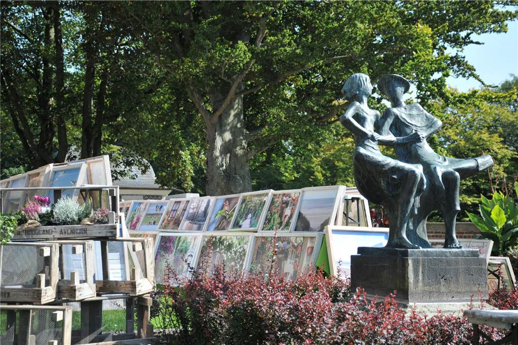 Beim Ahauser Schlosszauber gibt es nicht nur was für Gartenfans zum Staunen. Auch Genussliebhaber und Kunstinteressierte werden hier fündig. Die Messe geht noch bis Sonntag (22.9.).