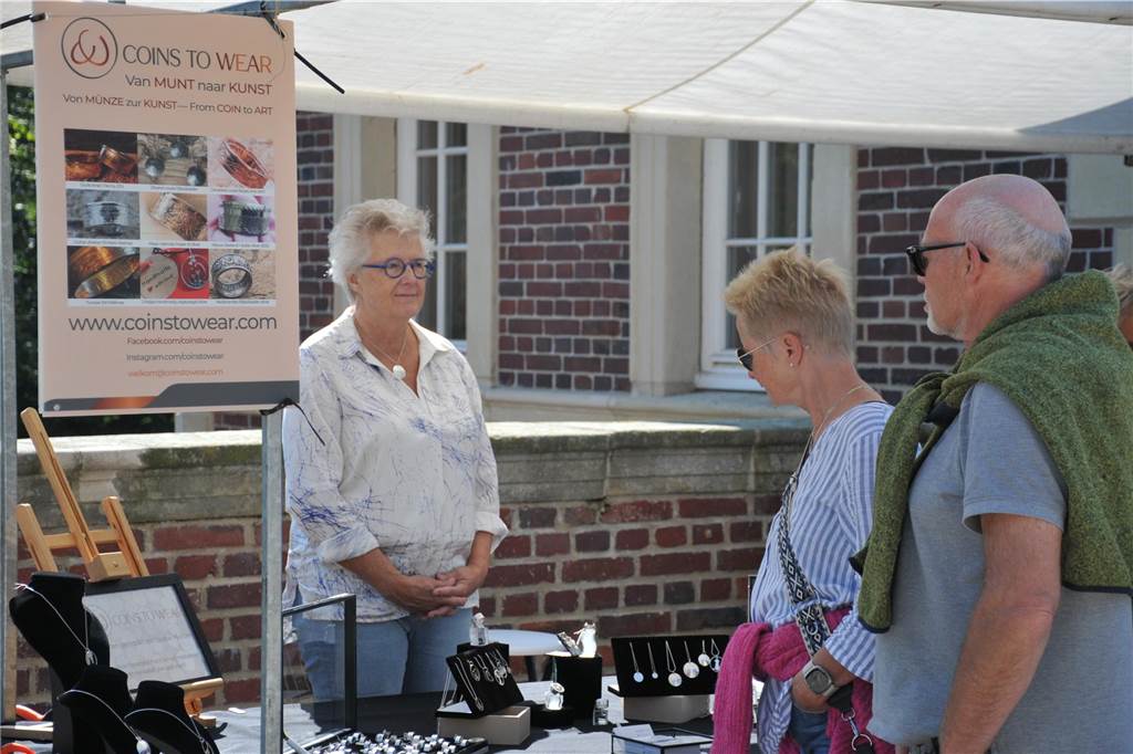 Beim Ahauser Schlosszauber gibt es nicht nur was für Gartenfans zum Staunen. Auch Genussliebhaber und Kunstinteressierte werden hier fündig. Die Messe geht noch bis Sonntag (22.9.).