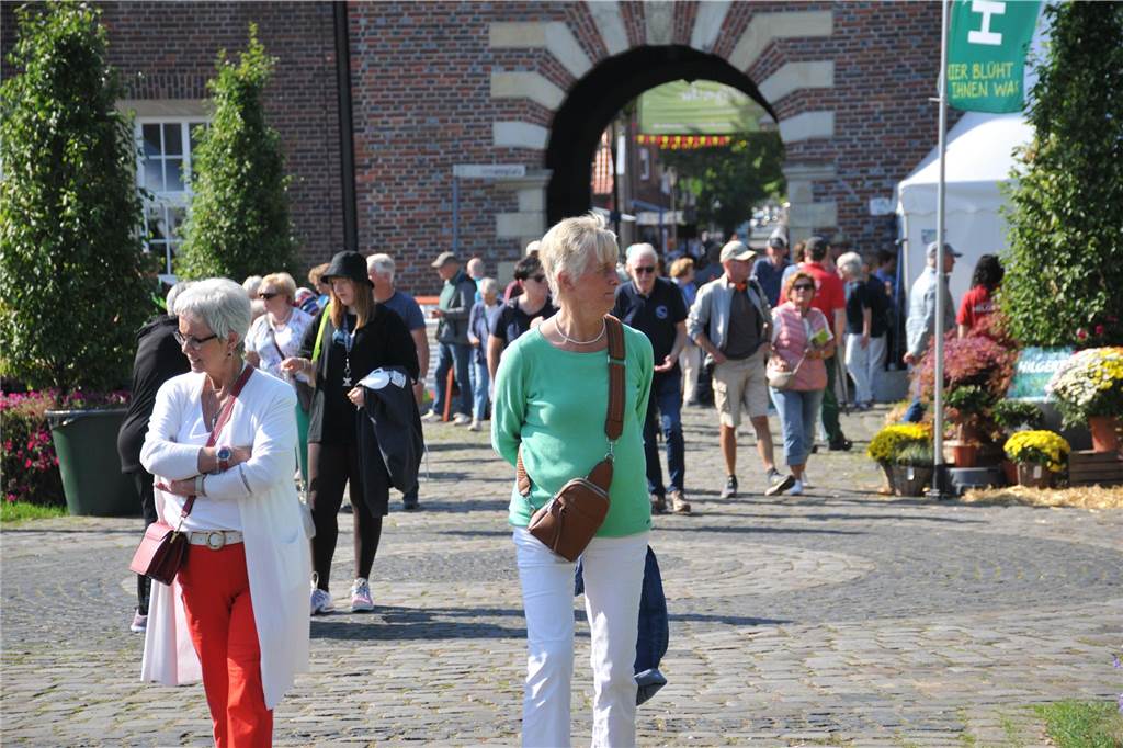 Beim Ahauser Schlosszauber gibt es nicht nur was für Gartenfans zum Staunen. Auch Genussliebhaber und Kunstinteressierte werden hier fündig. Die Messe geht noch bis Sonntag (22.9.).