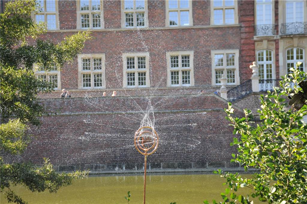 Beim Ahauser Schlosszauber gibt es nicht nur was für Gartenfans zum Staunen. Auch Genussliebhaber und Kunstinteressierte werden hier fündig. Die Messe geht noch bis Sonntag (22.9.).