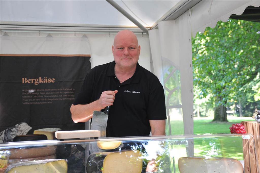 Beim Ahauser Schlosszauber gibt es nicht nur was für Gartenfans zum Staunen. Auch Genussliebhaber und Kunstinteressierte werden hier fündig. Die Messe geht noch bis Sonntag (22.9.).