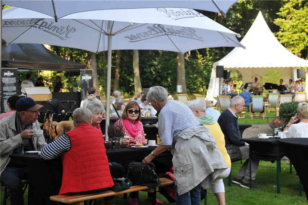Beim Ahauser Schlosszauber gibt es nicht nur was für Gartenfans zum Staunen. Auch Genussliebhaber und Kunstinteressierte werden hier fündig. Die Messe geht noch bis Sonntag (22.9.).