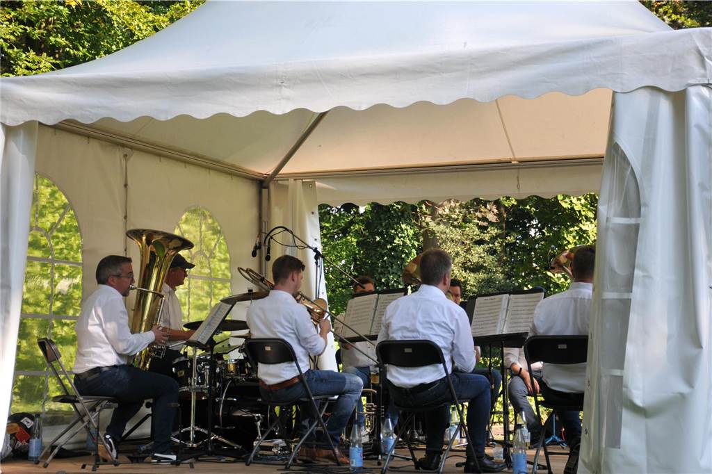 Beim Ahauser Schlosszauber gibt es nicht nur was für Gartenfans zum Staunen. Auch Genussliebhaber und Kunstinteressierte werden hier fündig. Die Messe geht noch bis Sonntag (22.9.).