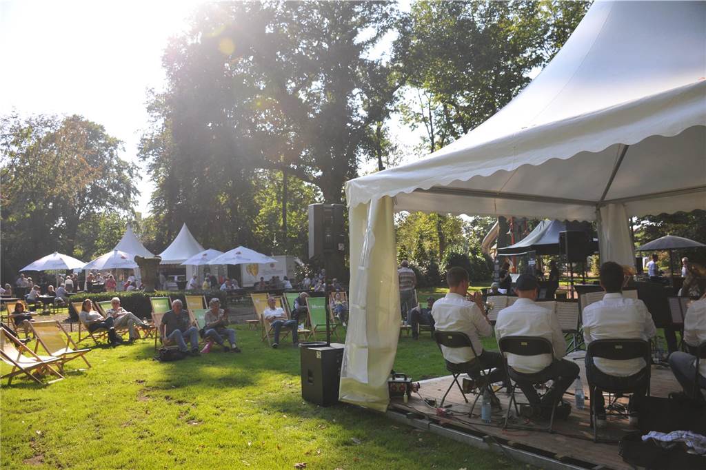 Beim Ahauser Schlosszauber gibt es nicht nur was für Gartenfans zum Staunen. Auch Genussliebhaber und Kunstinteressierte werden hier fündig. Die Messe geht noch bis Sonntag (22.9.).