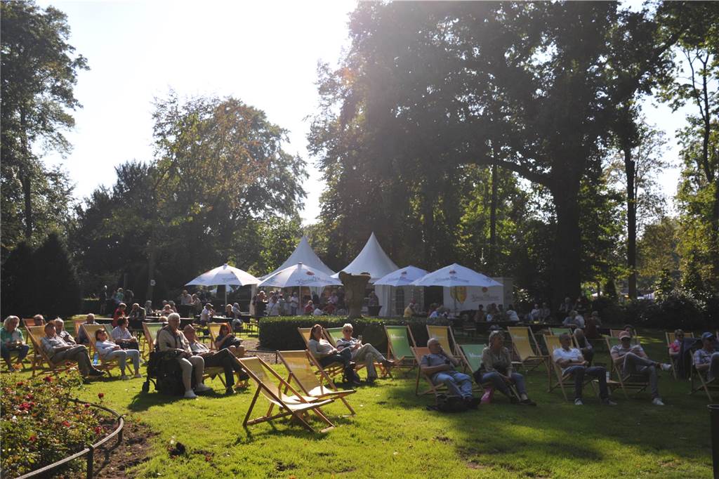 Beim Ahauser Schlosszauber gibt es nicht nur was für Gartenfans zum Staunen. Auch Genussliebhaber und Kunstinteressierte werden hier fündig. Die Messe geht noch bis Sonntag (22.9.).