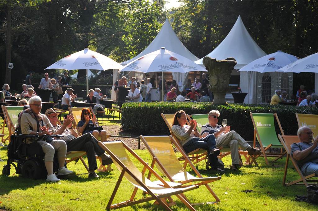 Beim Ahauser Schlosszauber gibt es nicht nur was für Gartenfans zum Staunen. Auch Genussliebhaber und Kunstinteressierte werden hier fündig. Die Messe geht noch bis Sonntag (22.9.).
