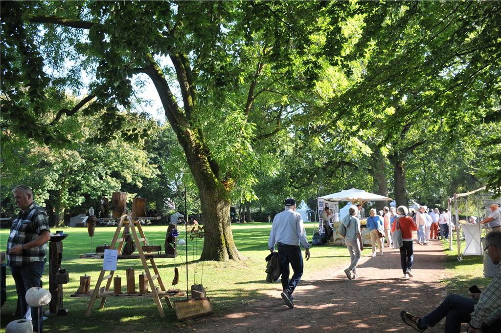 Beim Ahauser Schlosszauber gibt es nicht nur was für Gartenfans zum Staunen. Auch Genussliebhaber und Kunstinteressierte werden hier fündig. Die Messe geht noch bis Sonntag (22.9.).