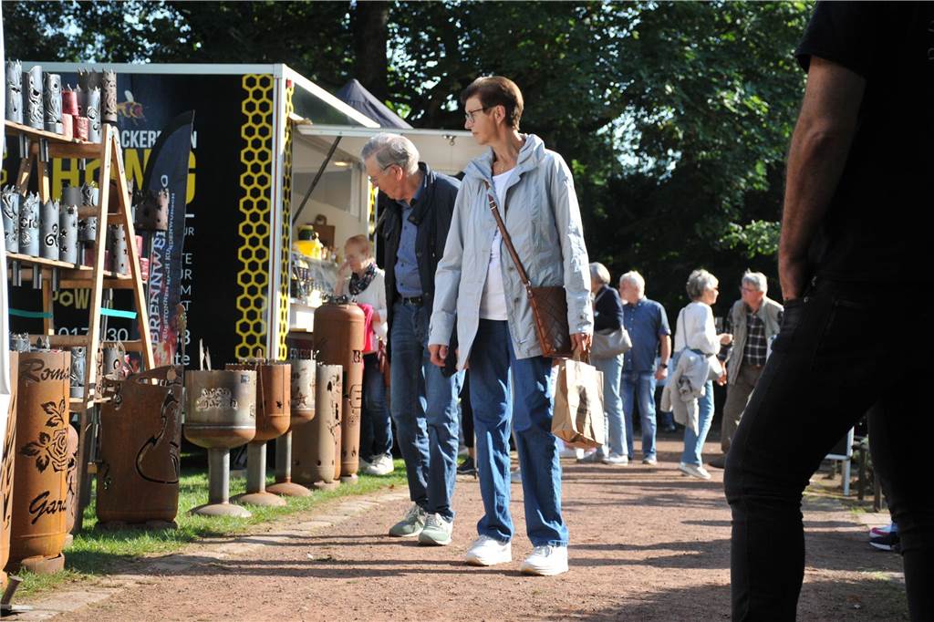 Beim Ahauser Schlosszauber gibt es nicht nur was für Gartenfans zum Staunen. Auch Genussliebhaber und Kunstinteressierte werden hier fündig. Die Messe geht noch bis Sonntag (22.9.).