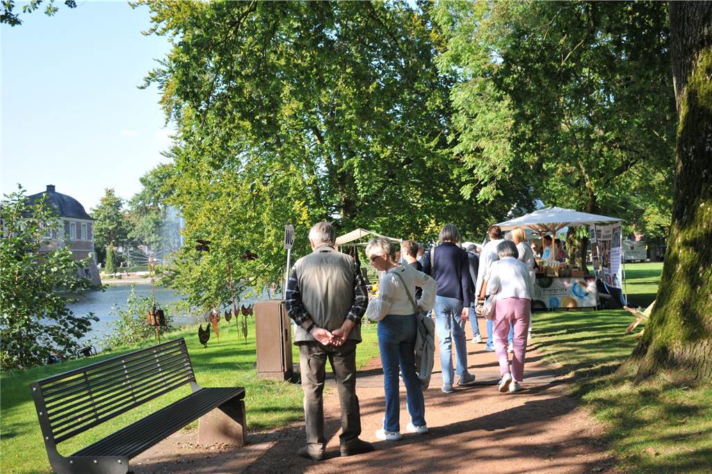 Beim Ahauser Schlosszauber gibt es nicht nur was für Gartenfans zum Staunen. Auch Genussliebhaber und Kunstinteressierte werden hier fündig. Die Messe geht noch bis Sonntag (22.9.).