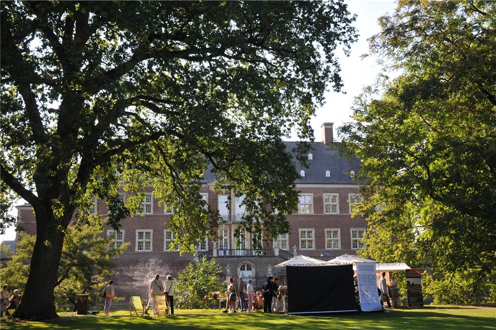 Beim Ahauser Schlosszauber gibt es nicht nur was für Gartenfans zum Staunen. Auch Genussliebhaber und Kunstinteressierte werden hier fündig. Die Messe geht noch bis Sonntag (22.9.).