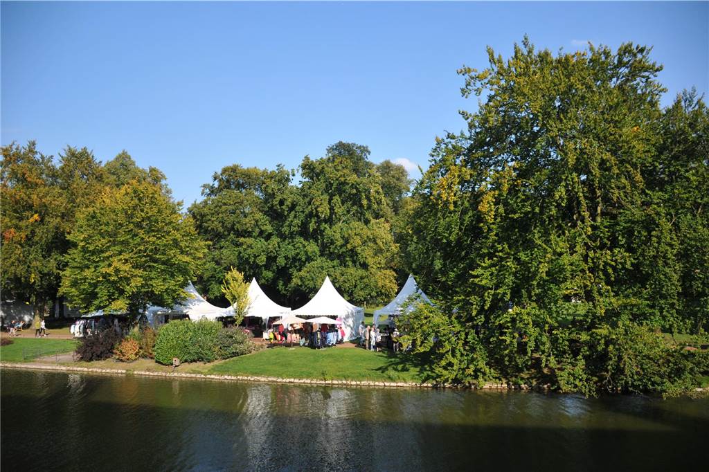 Beim Ahauser Schlosszauber gibt es nicht nur was für Gartenfans zum Staunen. Auch Genussliebhaber und Kunstinteressierte werden hier fündig. Die Messe geht noch bis Sonntag (22.9.).