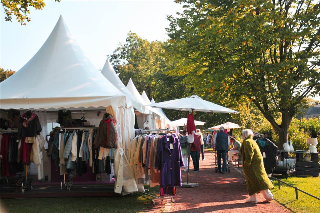 Beim Ahauser Schlosszauber gibt es nicht nur was für Gartenfans zum Staunen. Auch Genussliebhaber und Kunstinteressierte werden hier fündig. Die Messe geht noch bis Sonntag (22.9.).