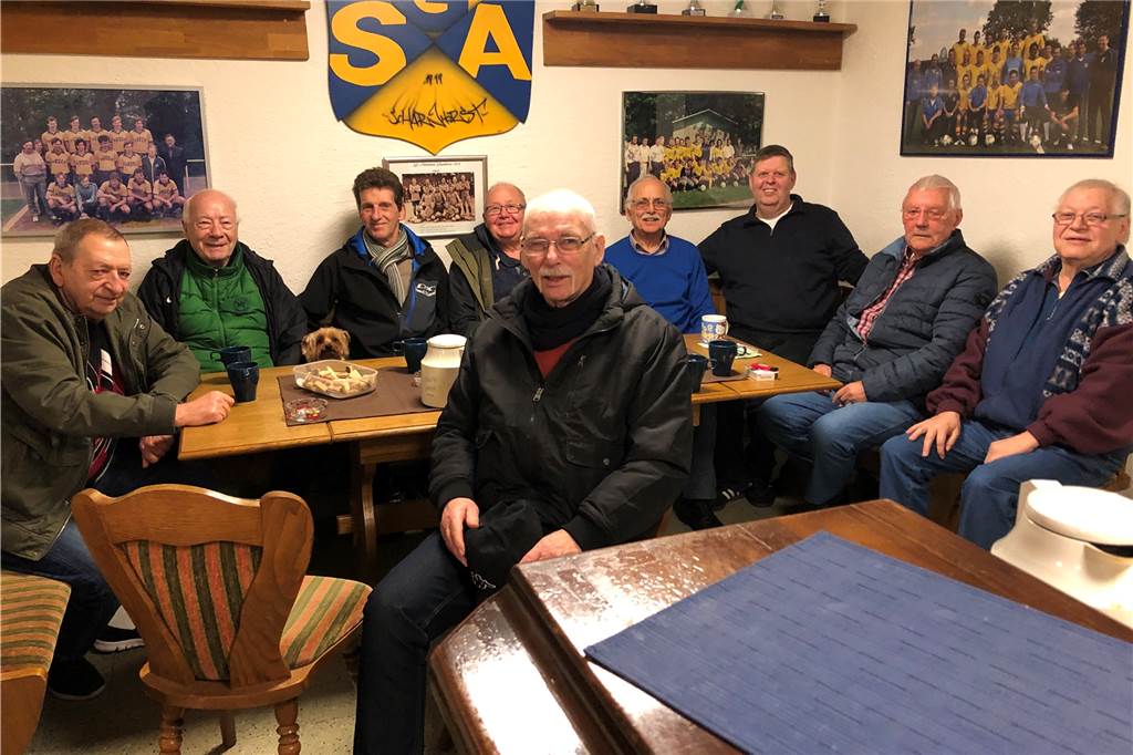 Als Friedhelm Ganz (76) einen „Gönner“ zwei Runden um den Platz jagen musste Beim Alemannia-Frühschoppen morgens im Vereinsheim am Holzgraben werden gerne Dönekes erzählt.