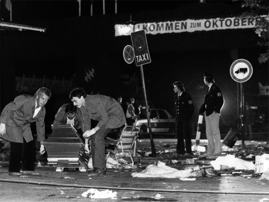 Wiesn-Attentat: Hoffnung auf Aufklärung nach Jahrzehnten Beim Anschlag auf das Münchner Oktoberfest 1980 starben 13 Menschen. Foto: Frank Leonhardt/Archiv