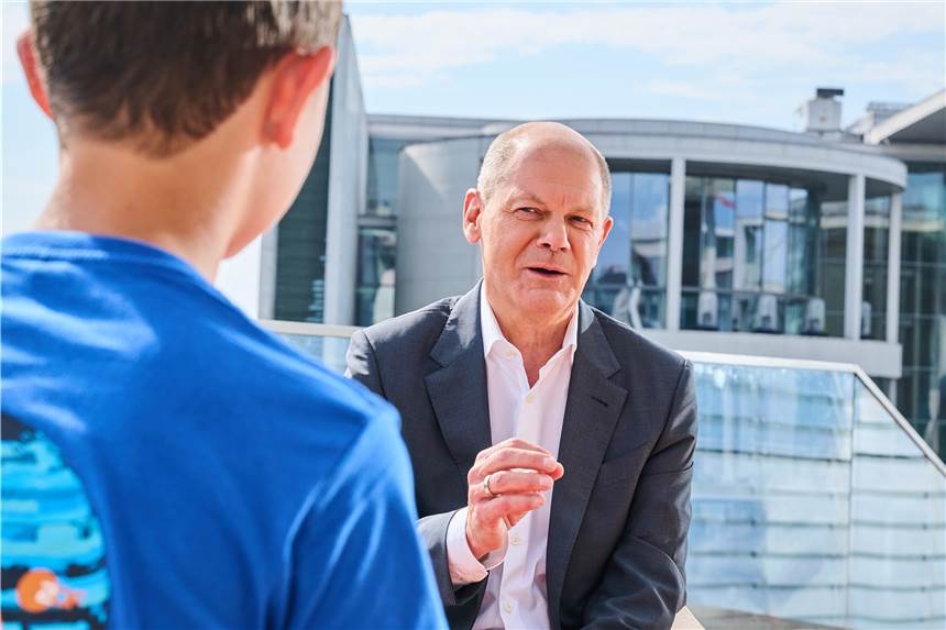 „Wieso reden Sie immer so gefühllos?“ Olaf Scholz im ZDF-Kinderinterview kalt erwischt Beim ARD-Sommerinterview 2021 stellte sich Olaf Scholz „Logo“-Kinderreporter Adrian. Jetzt sprach er mit Polina über Krieg, seine Ausstrahlung und Eis.