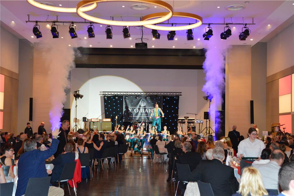 Rauchmelder unterbricht Prinzenball im Goldsaal Die Nebelkanonen beim Auftritt der Showtanzgruppe High Energy.