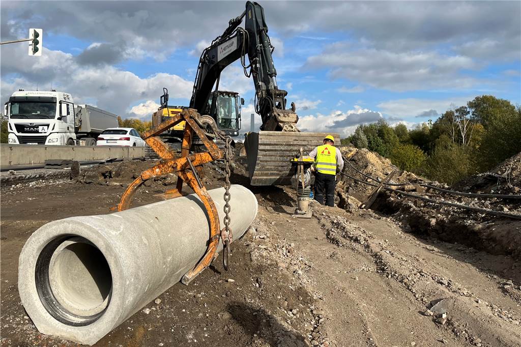 Teil der B54-Baustelle erreicht im November wichtigen Wendepunkt Beim Ausbau der B54 geht es nicht nur darum die Straße vierspurig auszubauen. Vielmehr beinhaltet die Arbeit auch das Verlegen von neuen Leitungen und Rohren.